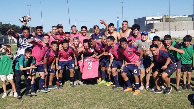 Unidos por el ascenso. El plantel de Tiro Federal festejó el gran triunfo ante El Torito y salto a la Primera A.&nbsp;