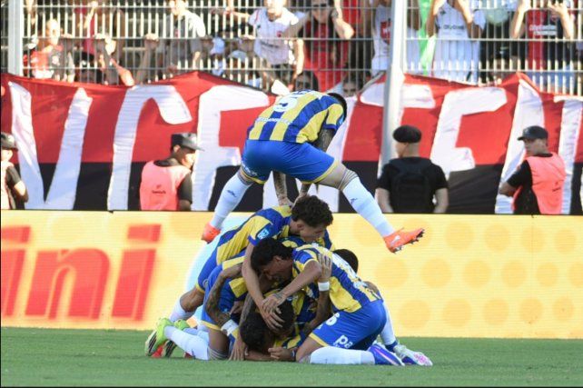 Festejo loco. Con el triunfo en el clásico