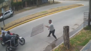 Video: un comerciante frenó el robo de una moto tirándole una reja a los delincuentes