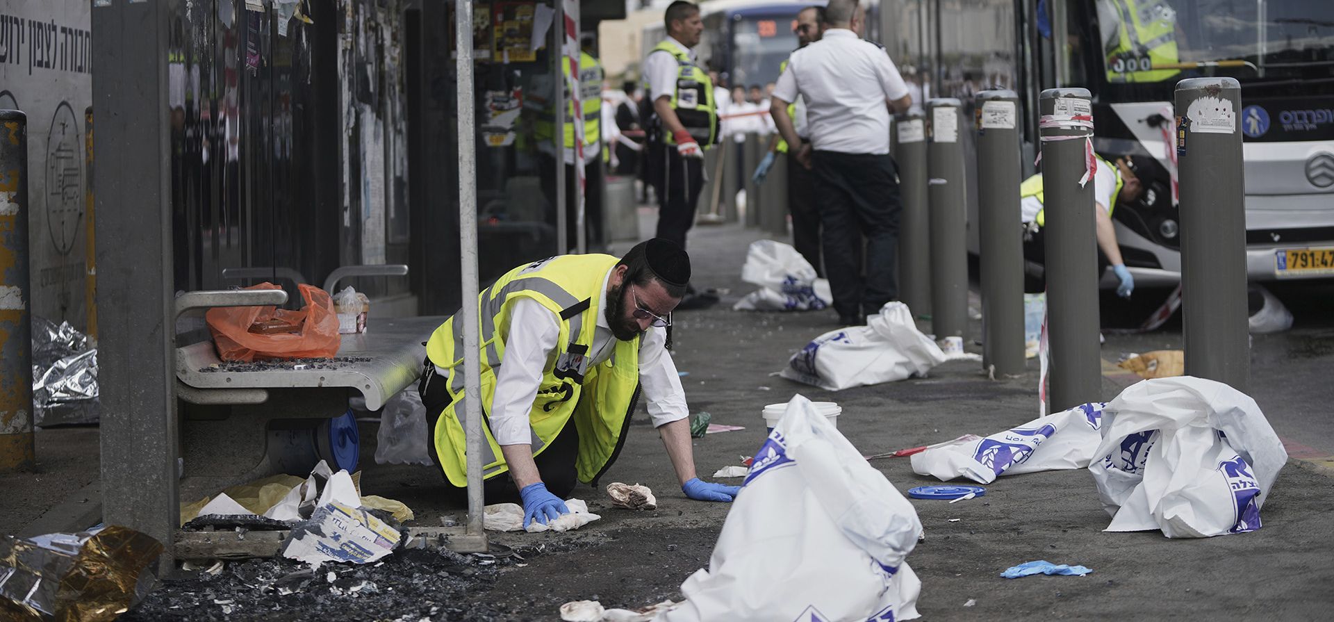 Personal de rescate y recuperación israelí de ZAKA limpia manchas de sangre en el lugar de un tiroteo perpetrado por dos palestinos armados, en el que murieron varias personas y otras resultaron heridas, en una parada de autobús de Jerusalén, el lunes 8 de septiembre de 2025. (Foto AP/Mahmoud Illean) Personal de rescate y recuperación israelí de ZAKA limpia manchas de sangre en el lugar de un tiroteo perpetrado por dos palestinos armados, en el que murieron varias personas y otras resultaron heridas, en una parada de autobús de Jerusalén, el lunes 8 de septiembre de 2025. (Foto AP/Mahmoud Illean)