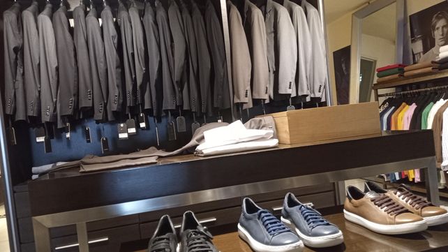 En Prototype de calle Rioja al 1600 hay ropa masculina más seria, como trajes y ambos, así como otras para combinaciones informales.