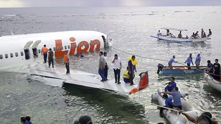 Milagro en Bali: cayó un avión y sus 108 ocupantes se salvaron