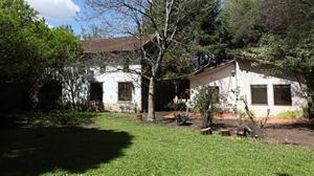 El jardinero de Lily Sullos usurpó la casa de la astróloga