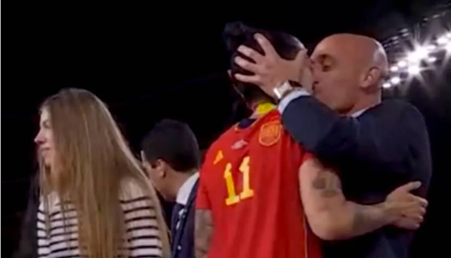 El presidente de la Federación Española renunciará tras besar sin consentimiento a una jugadora