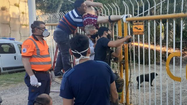 Bomberos rescataron a un joven con la pierna incrustada en una reja en San Lorenzo