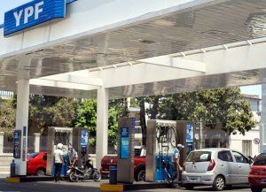 YPF anunció que seguirá aceptando tarjetas de crédito