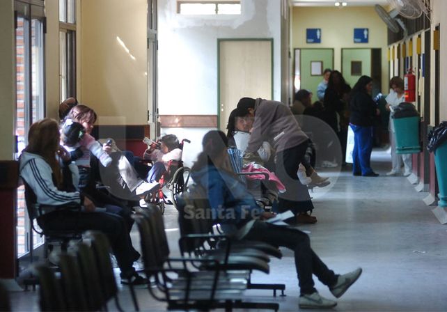 Espera. Familias de la ciudad y región aguardan ser atendidos en el Hospital de Niños. UNO de Santa Fe/Manuel Testi