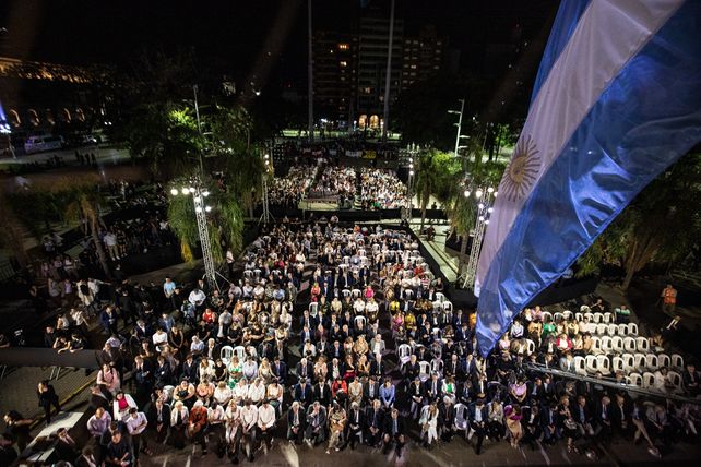 El acto de jura de los ministros de Pullaro se realiz&oacute; en la Plaza 25 de Mayo, en la capital provincial.