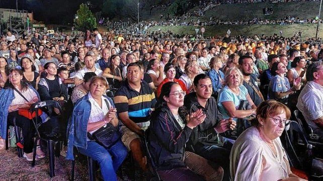 El público disfruta de los artistas en la Fiesta Nacional del Mate.