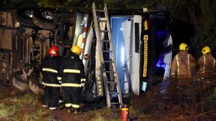 Cinco muertos y 32 heridos al volcar un micro en la 34