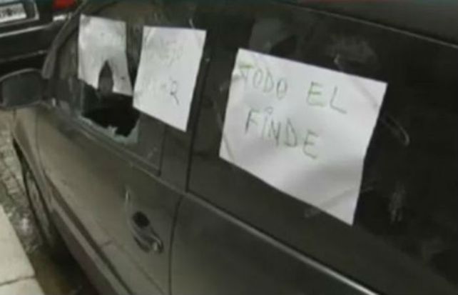 El cartelito que le dejaron los vecinos luego de romperle los vidrios.