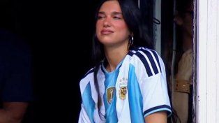 Dua Lipa mira el Superclásico desde el palco