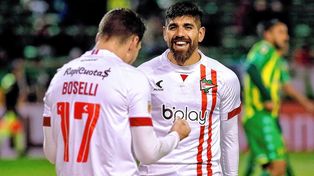Boselli y Díaz celebran el gol de Estudiantes en Mar del Plata.
