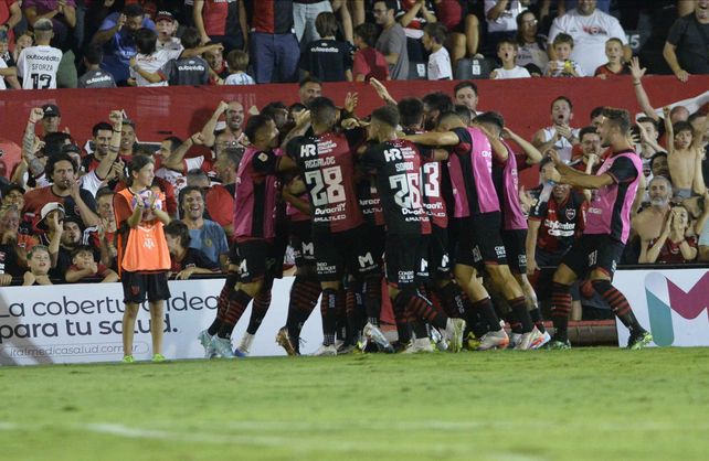 Todo el Coloso se deshizo en festejos tras el gol de Facundo Mansilla