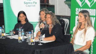 Sandra Velázques junto a Florencia Delfino y el staff de entrenadoras de Elite.