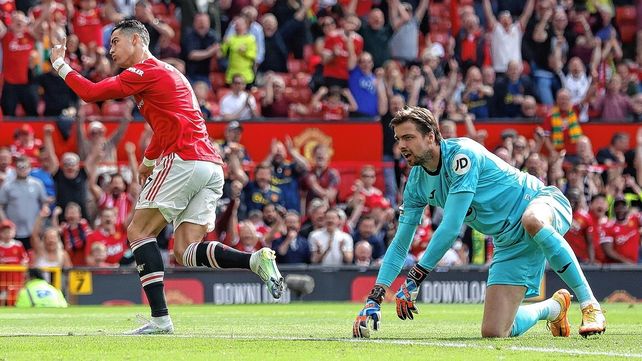 Triplete de Ronaldo en 3-2 de Manchester United ante Norwich
