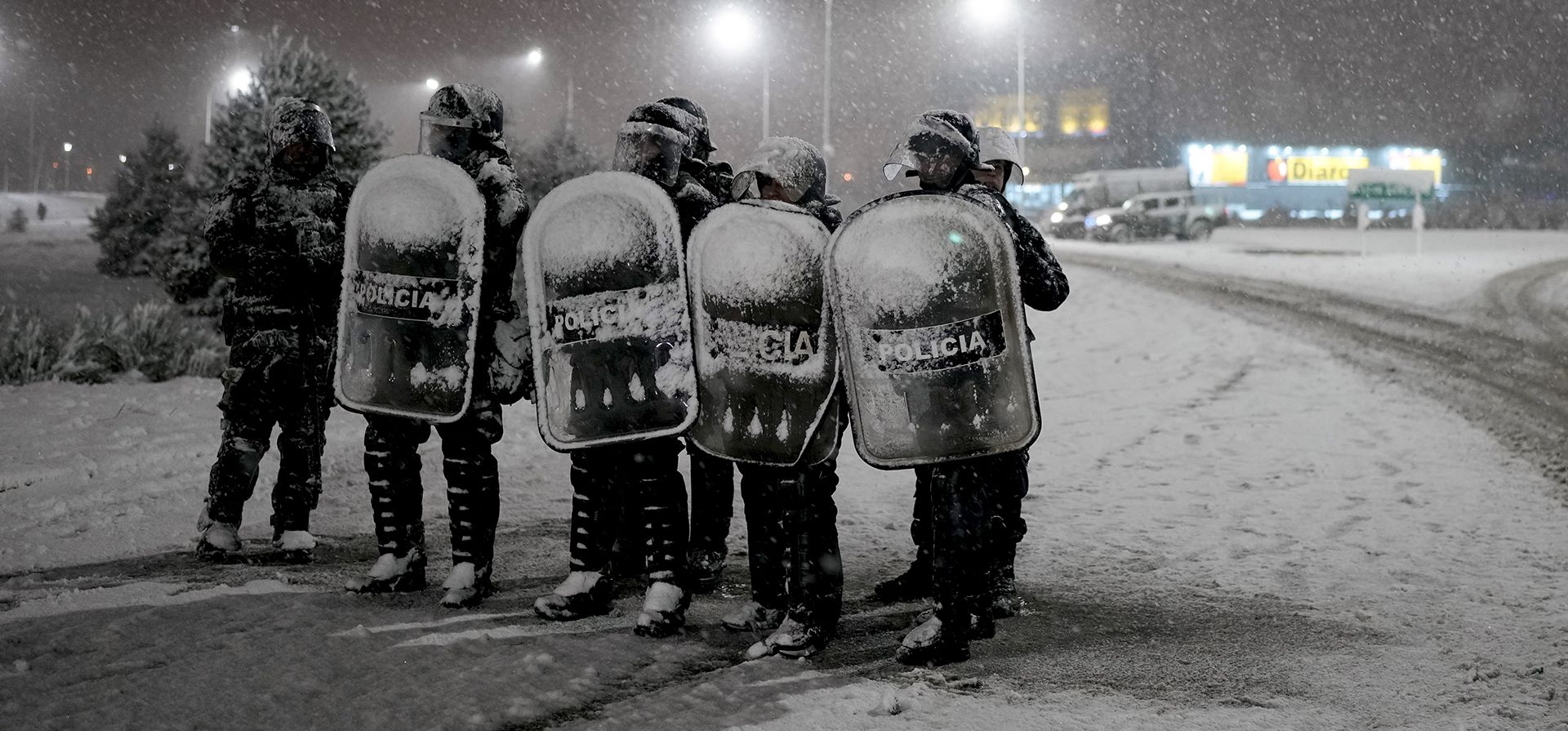 La policía vigila un supermercado después de informes de que saqueadores intentaron irrumpir en el local en Bariloche, Argentina, el miércoles 23 de agosto de 2023. (Foto AP/Natacha Pisarenko) La policía vigila un supermercado después de informes de que saqueadores intentaron irrumpir en el local en Bariloche, Argentina, el miércoles 23 de agosto de 2023. (Foto AP/Natacha Pisarenko)