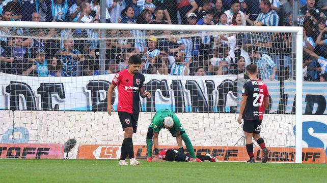 Keylor levanta a Salcedo despúes del gol en contra.