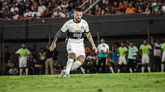 Darío Benedetto interrumpió el vínculo con Olimpia y tiene el pase en su poder.