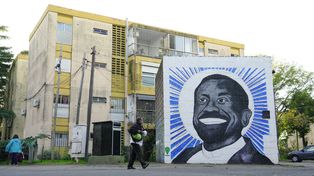 El Cachorro de Rucci le dio los últimos retoques y dejó terminado el mural del padre Ignacio en la esquina de la parroquia Natividad del Señor.