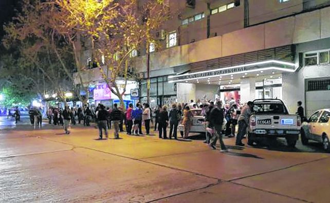 en san juan. Numerosos habitantes ganaron la calle ayer luego de los temblores que sacudieron medio país.