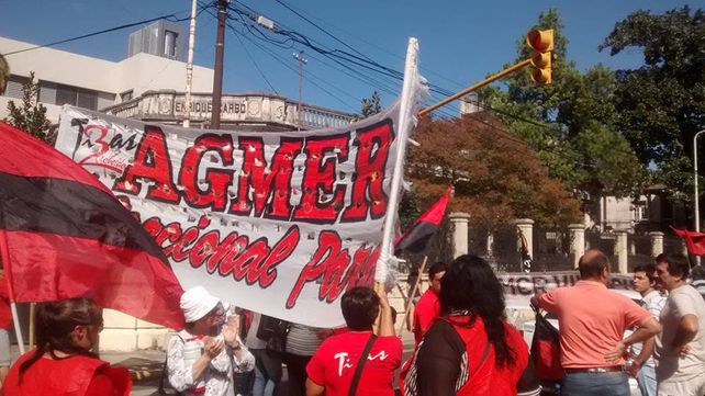 Estatales y docentes marcharon a Casa de Gobierno en repudio del techo del 18% y denunciaron aprietes