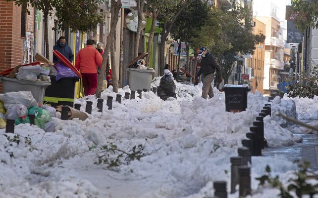 Un hombre camina por una calle cubierta de nieve y hielo en Madrid