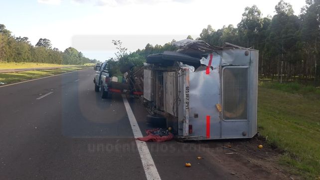 Iba en la autovía, chocó y volcó a una casilla rodante