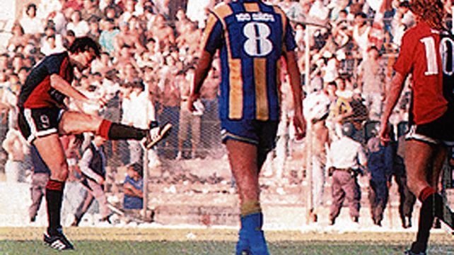 El remate. La Chancha recibi&oacute; el despeje de Lanari y marc&oacute; el cuarto en el 90/91.