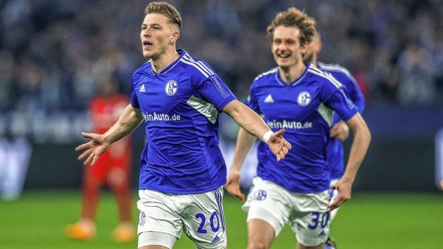 Schalke 04 ganó y salió del último lugar en la Bundesliga