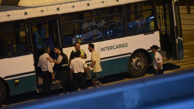 Messi se sube al micro que lo dejará en el avión privado que lo trasladará hacia París. 