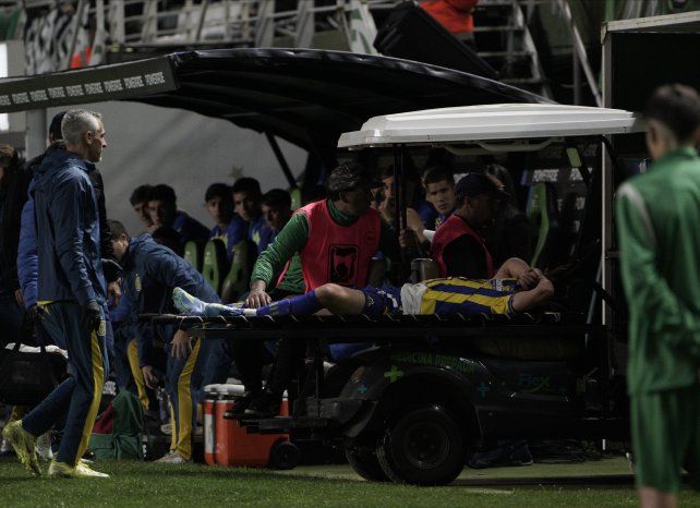 Gaspar Duarte es retirado en camilla del campo de juego en el partido de Central frente a Banfield.