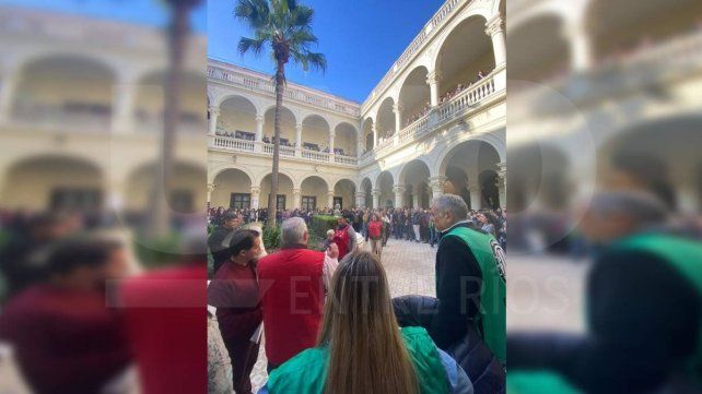 Trabajadores de la administración pública expresan su rechazo por la reducción de 25% en horas extras y la caída de suplencias. Hubo diversos reclamos