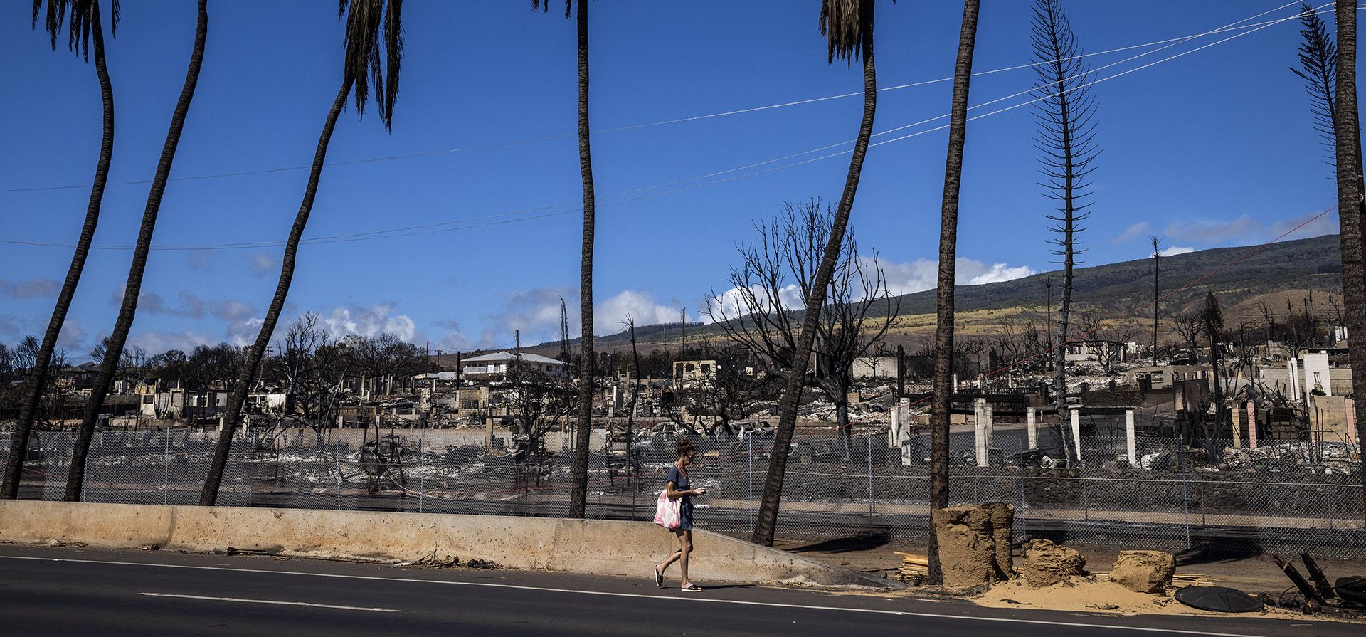 Un peatón camina por la autopista Honoapiilani mientras se ven propiedades destruidas por el incendio de West Maui en Lahaina, en la isla de Maui, Hawái, el jueves 17 de agosto de 2023. (Stephen Lam/San Francisco Chronicle vía AP) Un peatón camina por la autopista Honoapiilani mientras se ven propiedades destruidas por el incendio de West Maui en Lahaina, en la isla de Maui, Hawái, el jueves 17 de agosto de 2023. (Stephen Lam/San Francisco Chronicle vía AP)