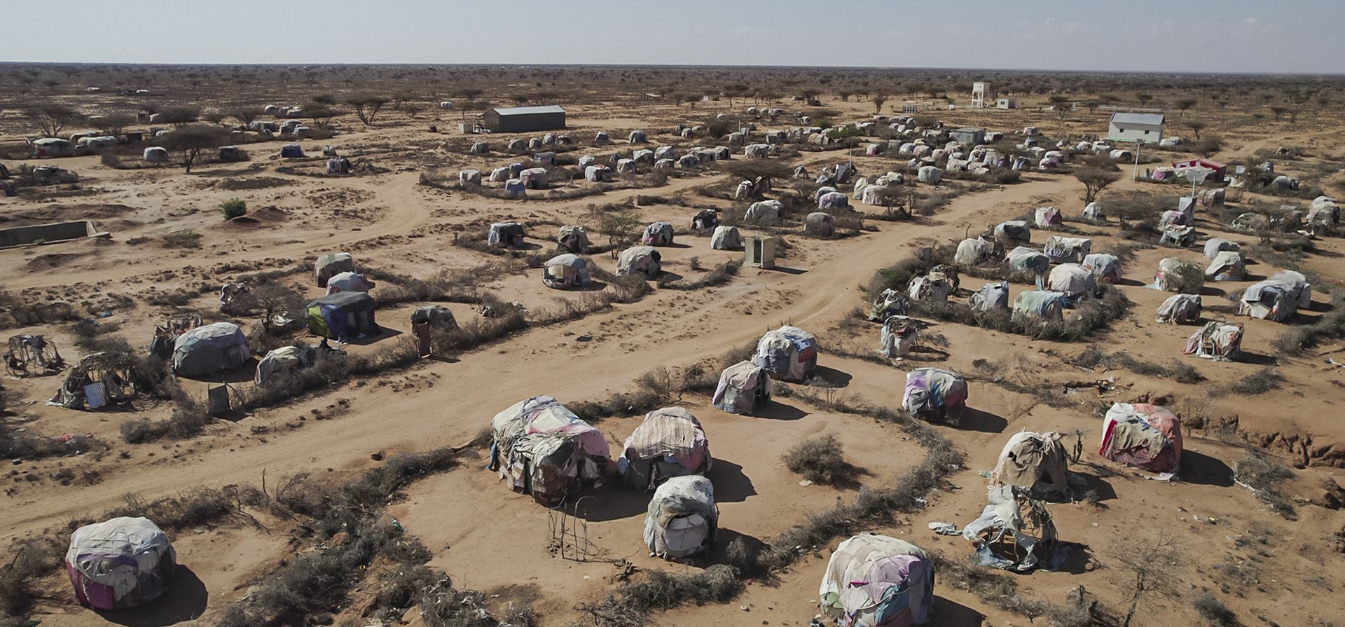 El campamento Giro-Sumo para desplazados internos se ve en Somalilandia, una región semiautónoma de Somalia. Se estima que 13 millones de personas enfrentan hambre severa en el Cuerno de África como resultado de las persistentes condiciones de sequía, según las Naciones Unidas.