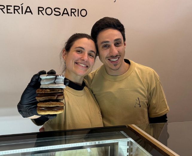 Magalí Rascován y Matías Carubia son pareja y están al frente de su emprendimiento artesanal, Alfajorería Rosario.