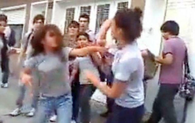 Penoso. Los enconos son dirimidos con violencia en recreos o fuera del curso.