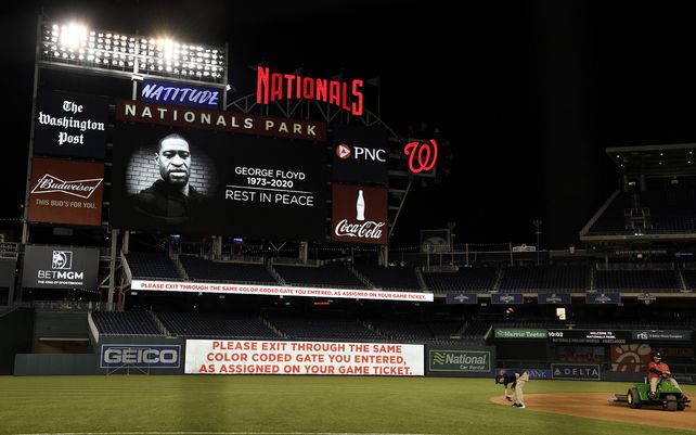 El marcador muestra una imagen de George Floyd después de un partido de béisbol entre los Nacionales de Washington y los Cardinals de St. Louis