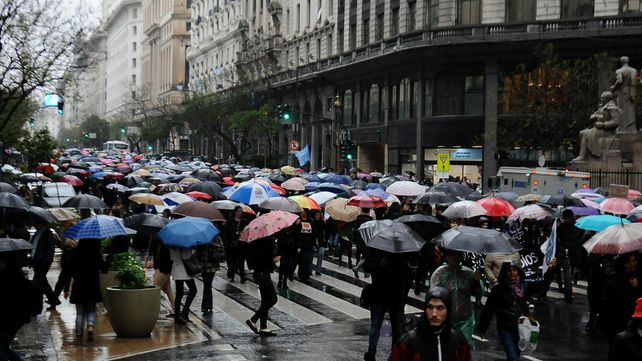 Una multitud vestida de negro marchó contra la violencia de género y los femicidios