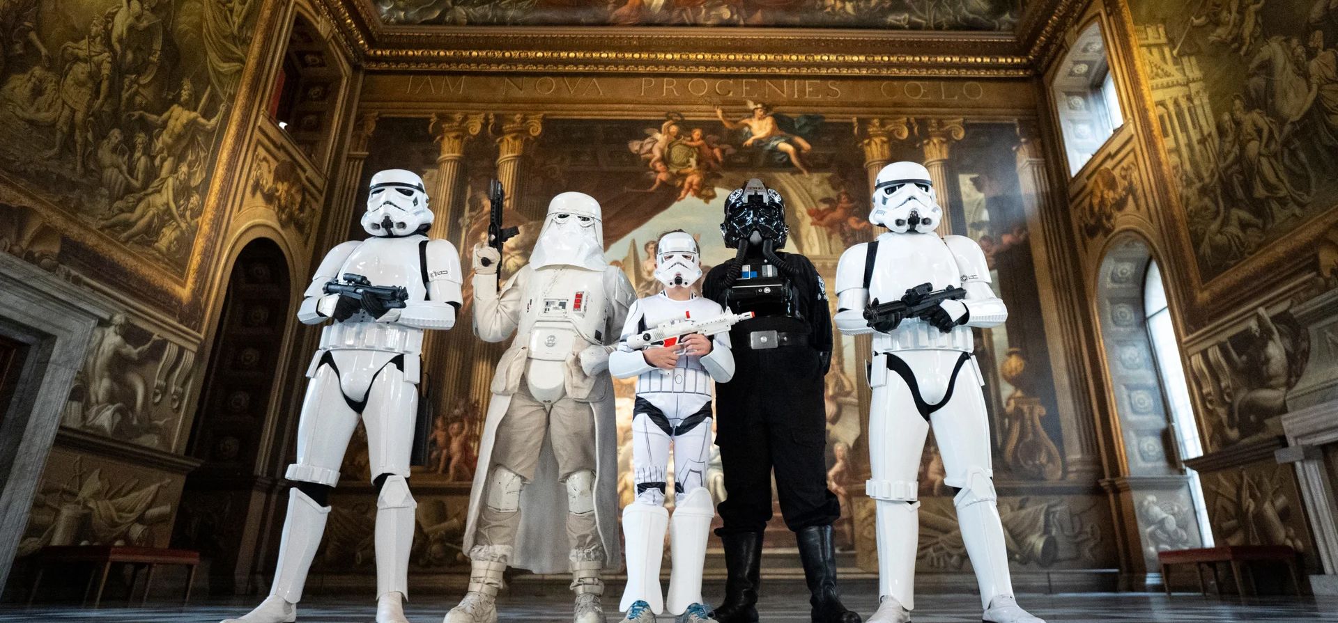 Los fanáticos vestidos como personajes de Star Wars se apoderan del Old Royal Naval College en Greenwich, Londres, Reino Unido. Fotografía: Ben Whitley/PA Los fanáticos vestidos como personajes de Star Wars se apoderan del Old Royal Naval College en Greenwich, Londres, Reino Unido. Fotografía: Ben Whitley/PA