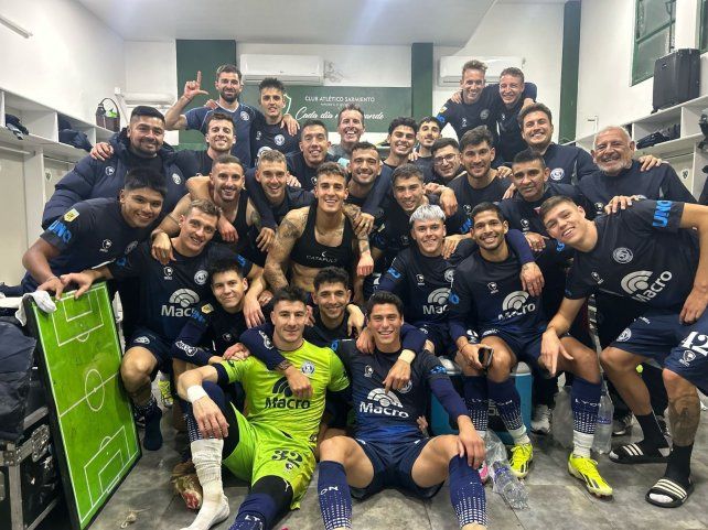 Los jugadores Independiente Rivadavia festejaron en el vestuario.