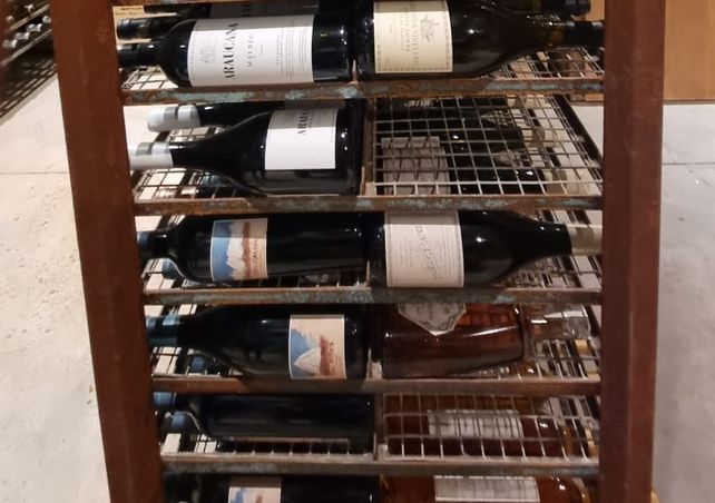 Botellas de vino que conforman la cava del restaurante Refinería.