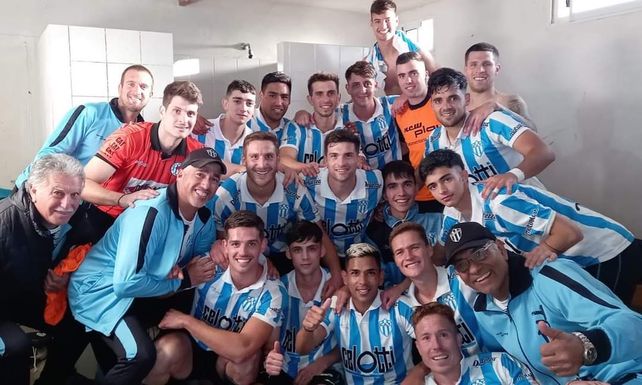 Bien unidos. Jugadores y cuerpo técnico de Trebolense celebraron el pasaporte a las semifinales.