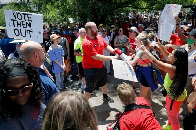 Con protestas afuera, se reúne la polémica Asociación del Rifle de EEUU y habló Trump