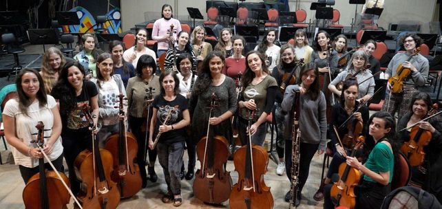 Cuarto intermedio en ensayo de la Sinfónica Provincial en Rosario donde hay 39 las mujeres y 50 varones y nunca hubo una directora al frente.