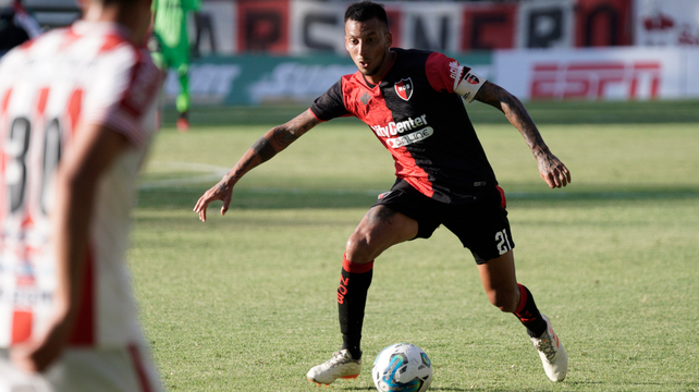Leonel Vangioni avanza en el amistoso de Newells contra River de Montevideo. Larriera ya lo probaba de zaguero