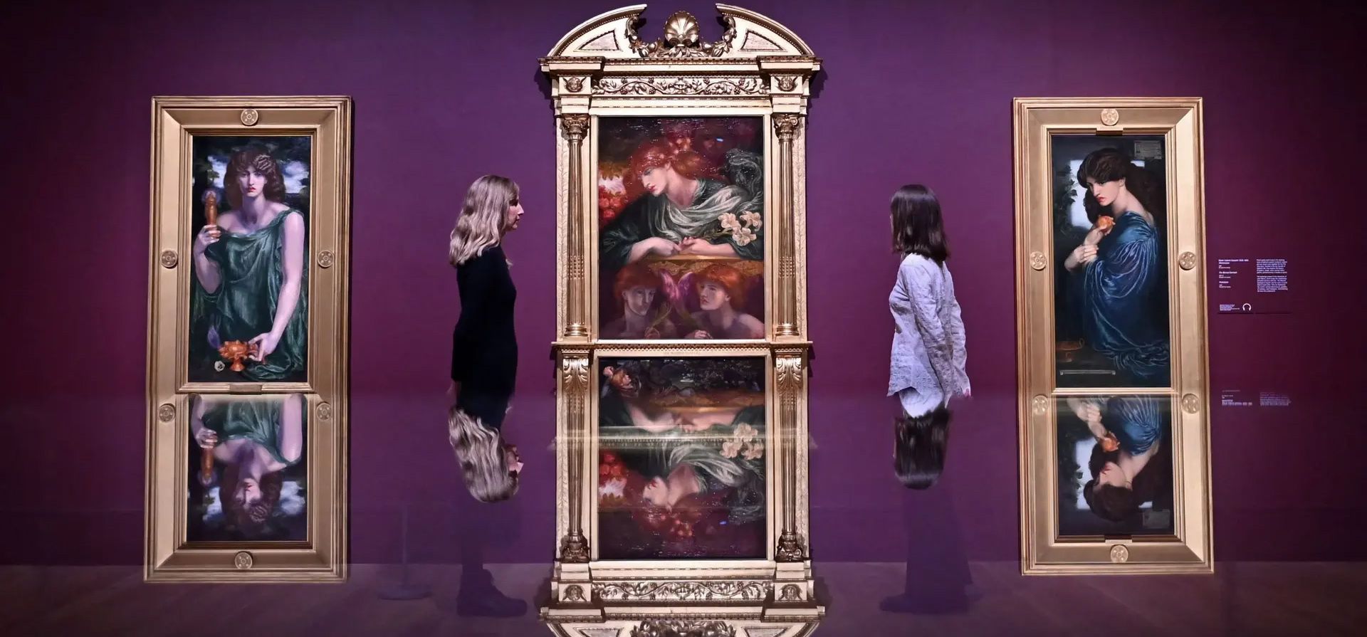 Los asistentes de la galería posan con obras de arte tituladas Mnemosyne (i), The Blessed Damozel (c) y Proserpine del artista inglés Dante Gabriel Rossetti, durante un photocall en Tate Britain, Londres, Reino Unido. Fotografía: Justin Tallis/AFP/Getty Images