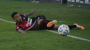Vangioni tuvo que salir al ruedo ante Sarmiento de Junín por la paternidad de Martino y la lesión de Calderara.