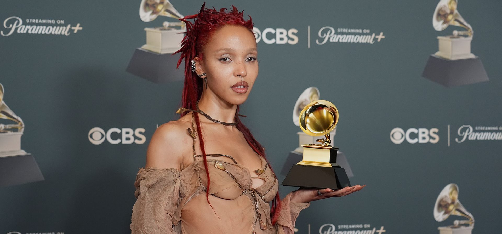 FKA Twigs posa en la sala de prensa con el premio al mejor álbum dance/electrónico por 