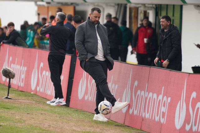 El DT de Newells Cristian Fabbiani hace jueguitos con la pelota en la cancha de Defensa y Justicia.